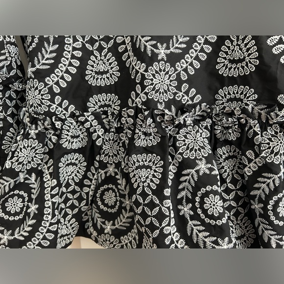 🛍️ 2/$15 ASOS Embroidered Ruffle Blouse Top Black White Sz 6 - Picture 6 of 7